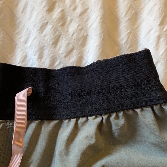 Lululemon REVERSIBLE shorts - Picture 4 of 6